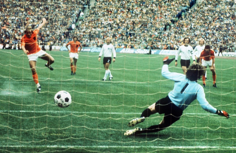 Johan Neeskens ouvre le score sur penalty en finale du Mondial-74 à Munich.