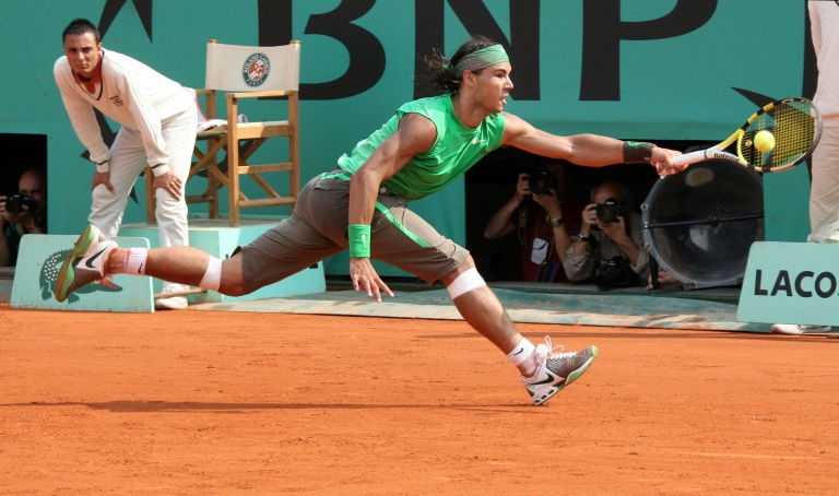 Le joueur espagnol Rafael Nadal frappe un retour au joueur suisse Roger Federer lors de leur match de finale de Roland Garros le 08 juin 2008 à Paris