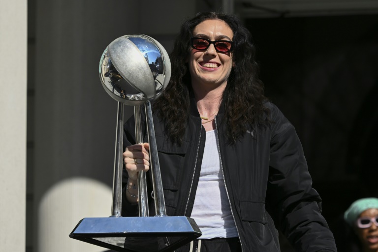 L'ailière du New York Liberty Breanna Stewart pose avec le trophée de la ligue professionnelle de basket-ball nord-américaine (WNBA), le 24 octobre 2024 à New York