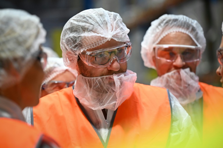 Le ministre de l'Economie Antoine Armand lors d'une visite sur le site Sanofi de Lisieux, dans le Calvados, où est fabriqué le Doliprane, le 14 octobre 2024