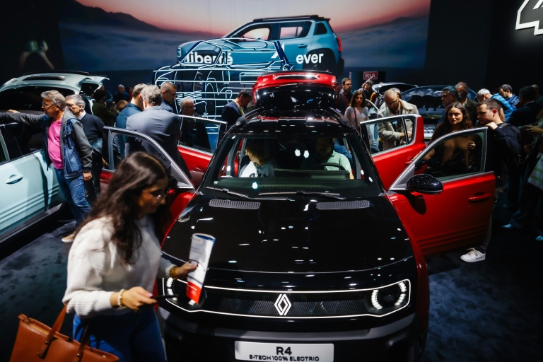 Présentation d'une Renault R4 électrique au salon de l'automobile de Paris Expo, Porte de Versailles à Paris, le 15 octobre 2024