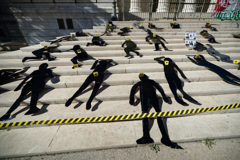 Des silhouettes représentant les 49 morts liés au trafic de drogue en 2023 à Marseille, lors d'une manifestation à l'appel de familles de victimes devant le Palais de Justice de la cité phocéenne, le 14 septembre 2024