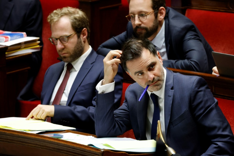 Le ministre de l'Economie Antoine Armand (g) et le ministre du Budget Laurent Saint-Martin assistent à une séance de débat sur le projet de budget 2025 à l'Assemblée nationale, à Paris, le 22 octobre 2024