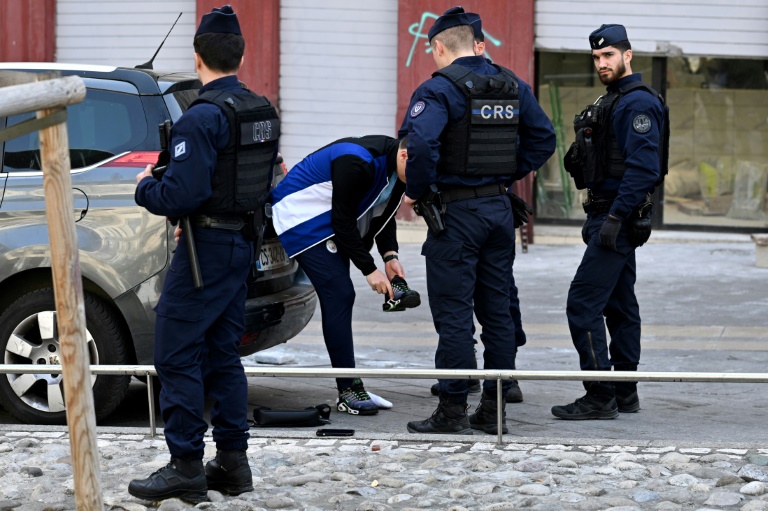 Contrôle de police dans le centre-ville de Marseille, près d'un point de deal, le 21 mars 2024