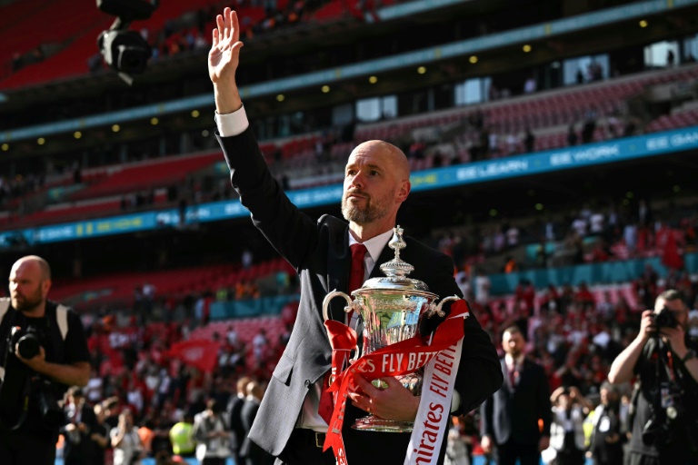 Erik ten Hag et la Coupe d'Angleterre, remportée avec Manchester United face à Manchester City, le 25 mai 2024 à Wembley