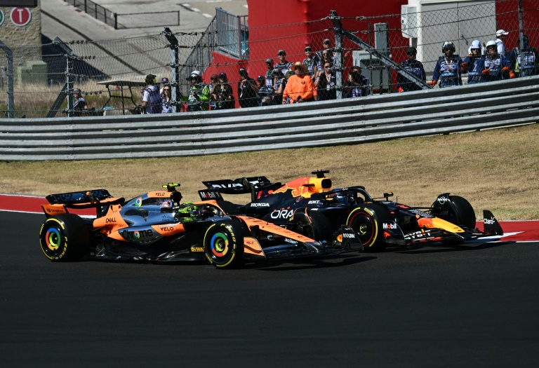 Le pilote néerlandais de Red Bull Racing, Max Verstappen, se bat avec le pilote britannique de McLaren, Lando Norris, lors du Grand Prix de Formule 1 des États-Unis au Circuit des Amériques à Austin, au Texas, le 20 octobre 2024