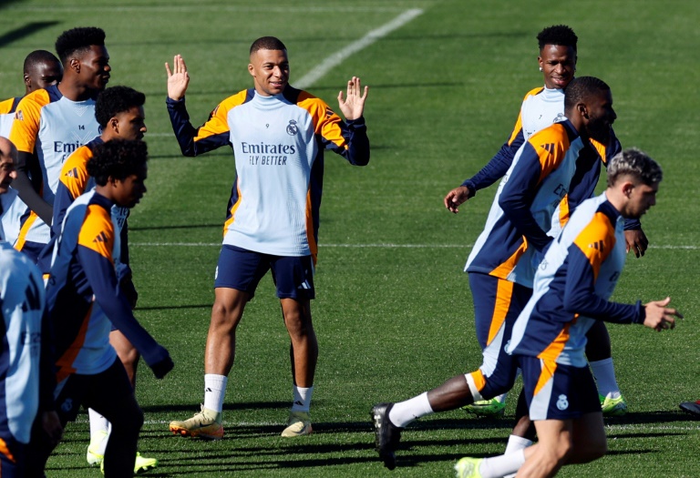 Kylian Mbappé (C) à l'entraînement au milieu de ses coéquipiers du Real Madrid, le 18 octobre 2024