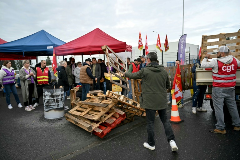 Des employés et des syndicalistes en grève devant leur usine qui fabrique le Doliprane à Lisieux (nord-ouest de la France), après l'annonce par Sanofi de négociation en cours avec le fonds d'investissement américain CD&R afin de lui céder potentiellement 50% de la  d'Opella, sa filiale qui commercialise notamment ce paracétamol en France. Photo prise le 17 octobre