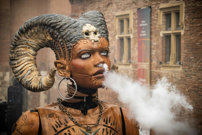 Lilith, la géante femme scorpion de l'opéra urbain conçu par la compagnie de théâtre de rue La Machine, à Toulouse le 26 octobre 2024