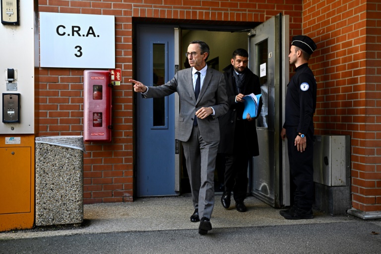 Le ministre de l'Intérieur Bruno Retailleau lors de sa visite du centre de rétention admnistrative du Mesnil-Amelot, en Seine-et-Marne, le 11 octobre 2024