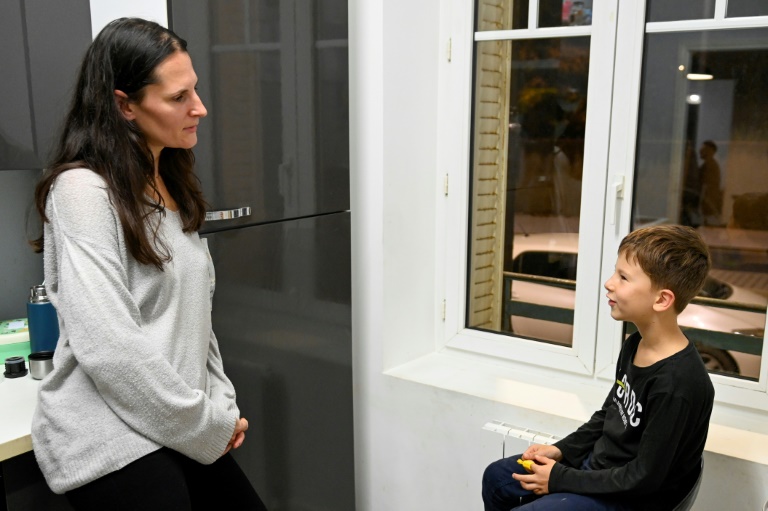 IIryna Baranovska avec son  fils Roman, dans leur appartement à Jarville, en Meurthe-et-Moselle, le 21 octobre 2024