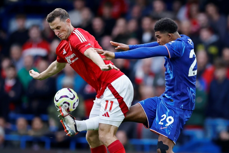 L'attaquant de Nottingham Forest Chris Wood (g) devant le défenseur de Chelsea Wesley Fofana, le 6 octobre 2024 à Londres