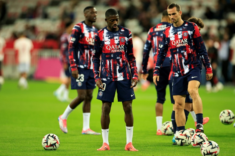 Les joueurs du PSG à l'échauffement avant d'affronter l'OGC Nice, le 6 octobre 2024 à l'Allianz Riviera