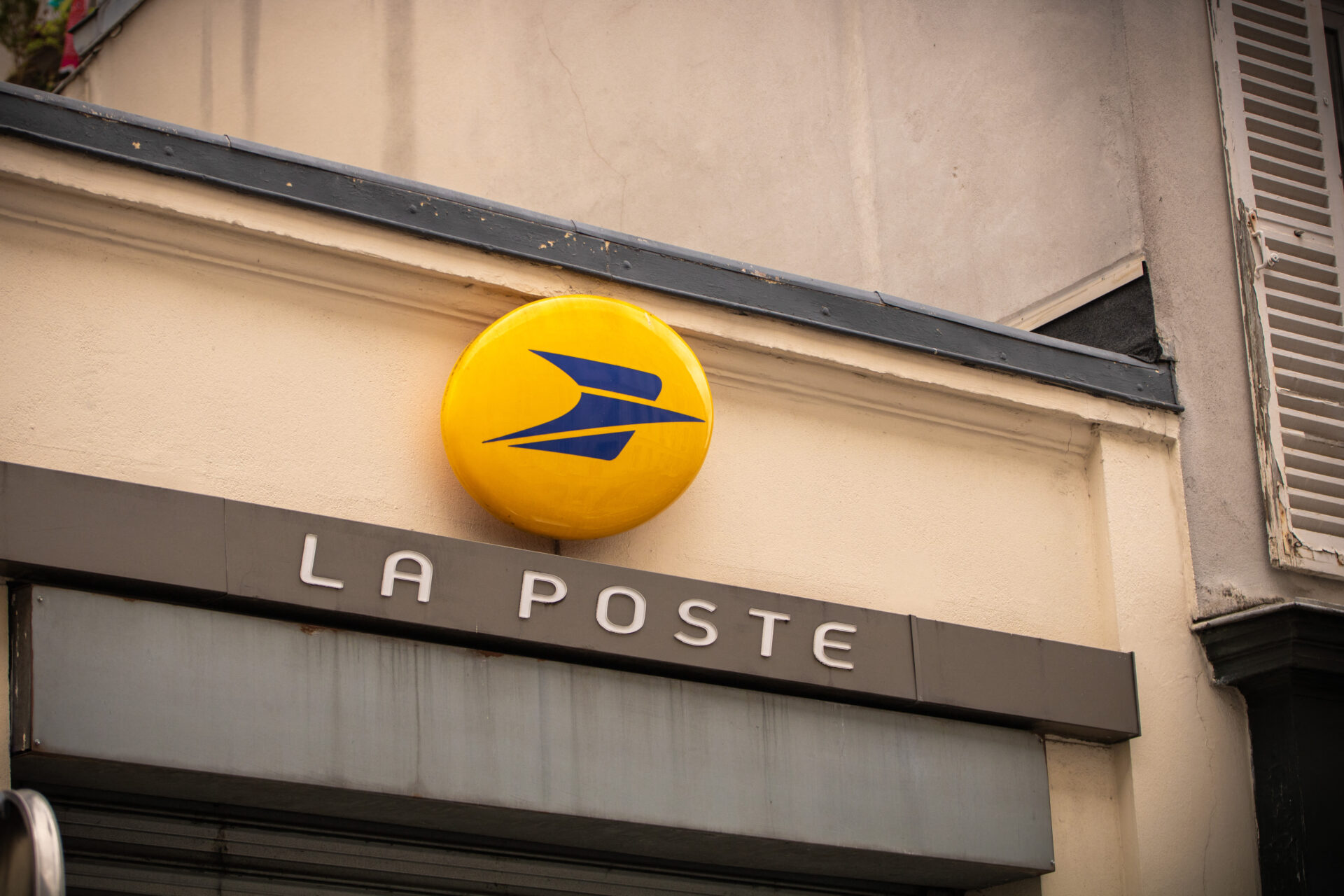 Sur la façade d'une agence postale communale, le logo de La Poste.