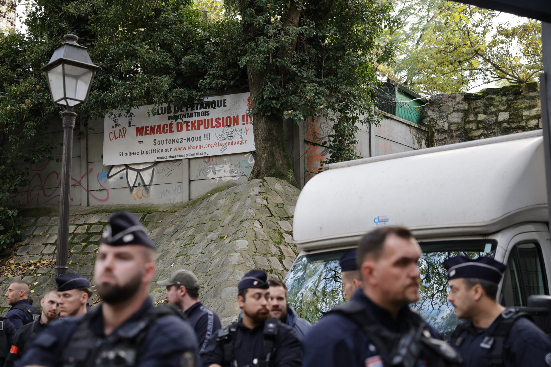 Des membres de la Police nationale, des CRS et de la BAC sur le lieu de l'expulsion du Clap, le célèbre club de pétanque de Montmartre.