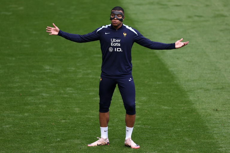 Kylian Mbappe, avec un masque pour protéger son nez cassé, lors d'une séance d'entraînement de l’Euro 2024 au stade Home Deluxe Arena de Paderborn, en Allemagne le 23 juin 2024