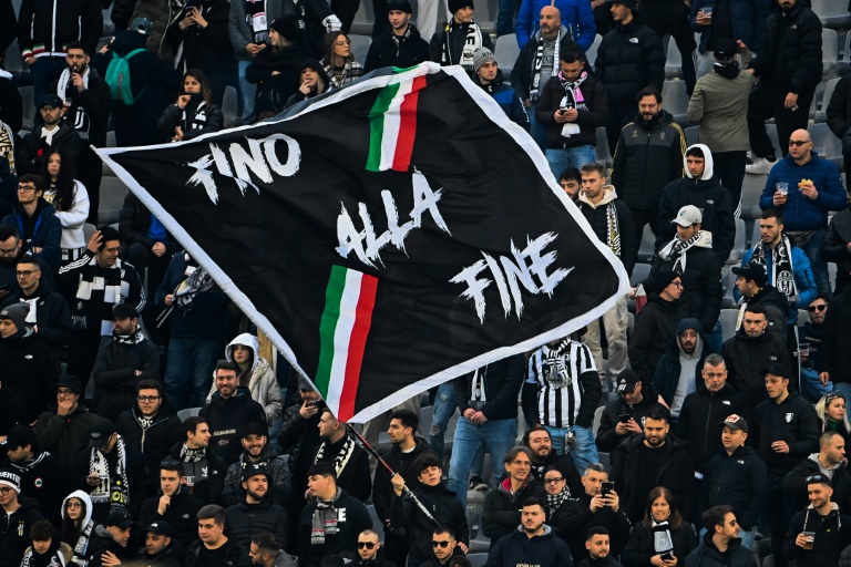 Des supporters de la Juventus Turin lors du match du Championnat d'Italie contre Spezia le 19 février 2023 à La Spezia