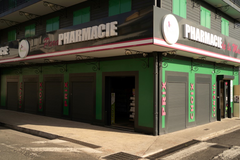 Une pharmacie partiellement rouverte au Moule, en Guadeloupe, après une panne d'électricité le 26 octobre 2024