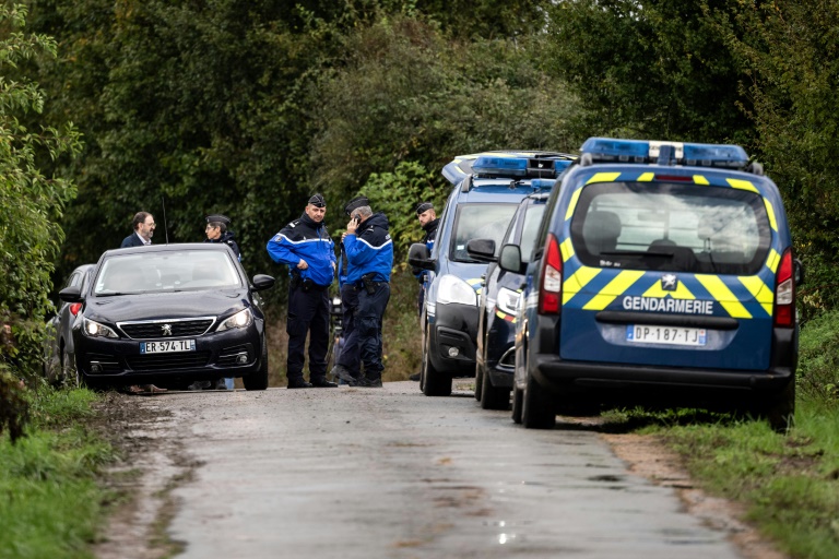 Des gendarmes sécurisent la zone où a été retrouvé le corps de Lina, à Sermoise-sur-Loire, le 17 octobre 2024