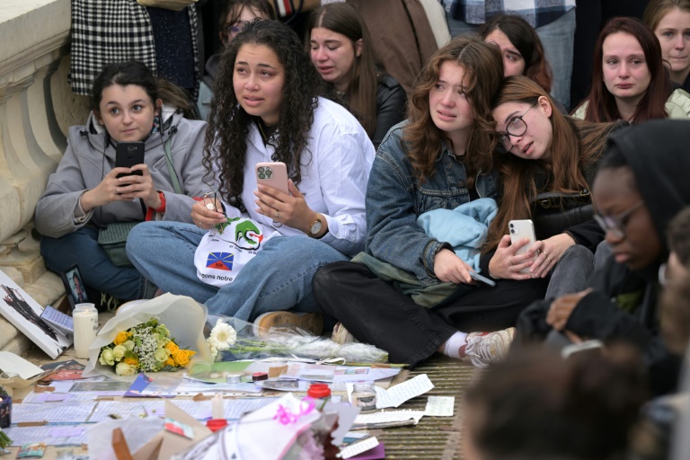 Des fans rendent hommage à l'ancien chanteur des One Direction Liam Payne, au jardin des Tuileries, le 20 octobre 2024 à Paris