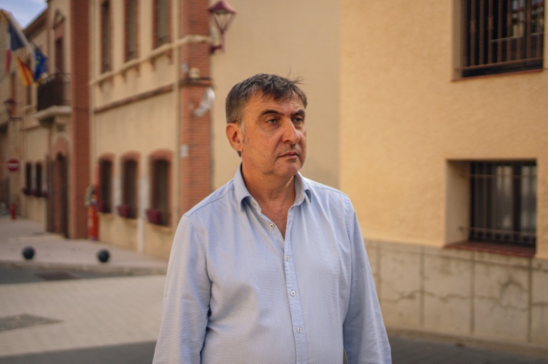 Le maire PCF d'Alénya, Jean-André Magdalou, dans une rue de sa commune, le 25 octobre 2024 dans les Pyrénées-Orientales