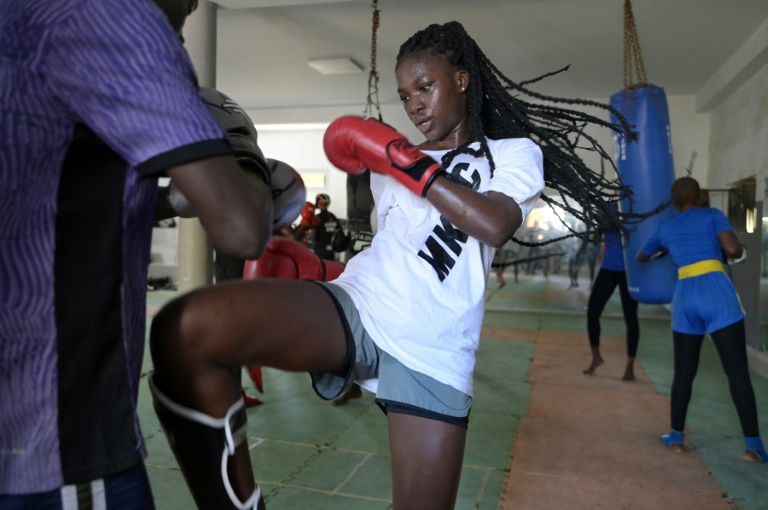 La vice-championne du monde de kick-boxing sénégalaise Ndeye Khady Diallo s'entraîne à la salle de sport du camp de police Abdou Diass, le 13 octobre 2024 à Dakar