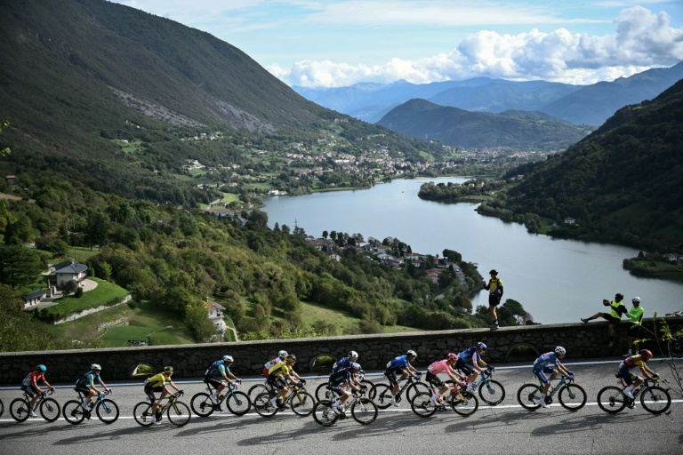 Le peloton dans l'ascension du Forcellino Di Bianzano, au dessus du lac d'Endine, durant la 118e édition du Tour de Lombardie samedi.