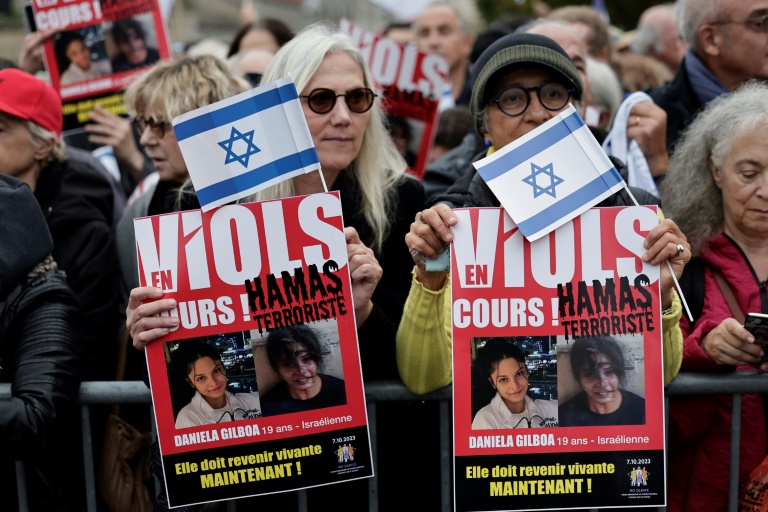 Des personnes tiennent des portraits de l'otage israélienne Daniela Gilboa, retenue par le  Hamas, lors d'un rassemblement de soutien à Israël et aux victimes de l'attaque du 7 octobre 2023, le 6 octobre 2024, à Paris