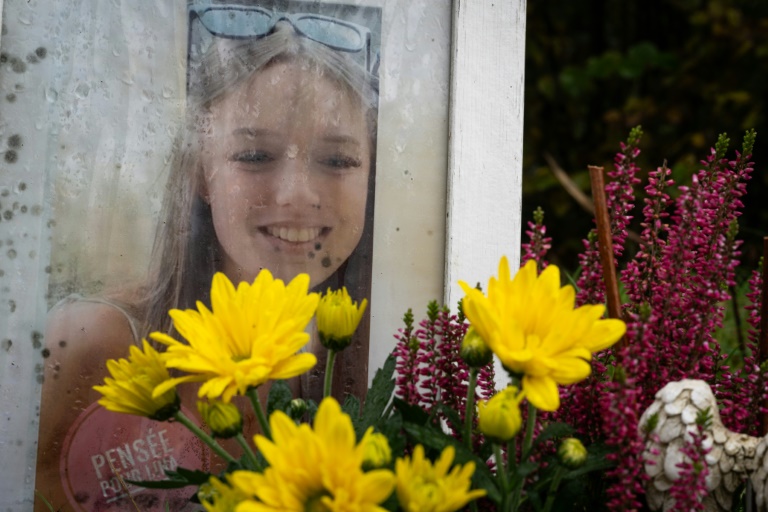 Un portrait de Lina posé le long de la D350 à Saint-Blaise-la-Roche, dans le Bas-Rhin, le 17 octobre 2024