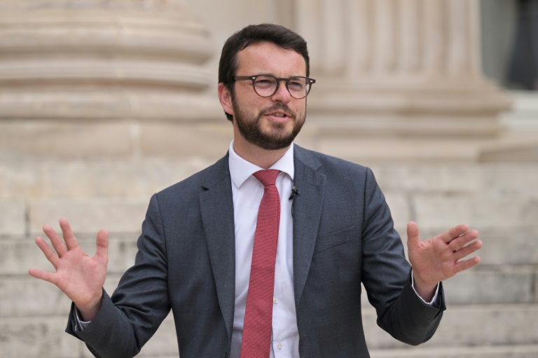 Le député français du Parti socialiste (PS) Arthur Delaporte arrive à l'Assemblée nationale, à Paris, le 8 juillet 2024