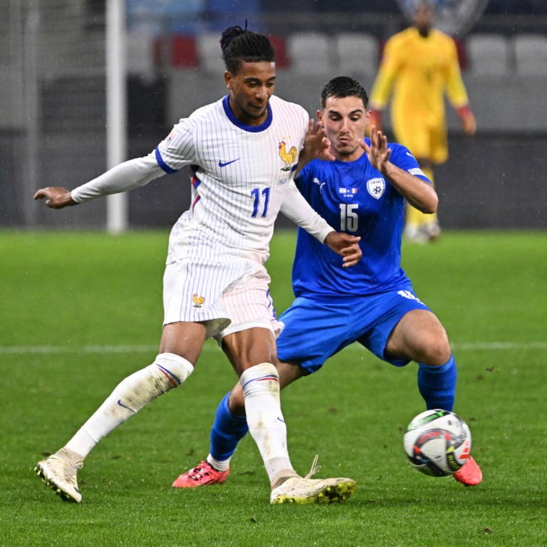 Le Français Michael Olise (g) devant l'Israélien Oscar Gloukh, lors d'un match de Ligue des nations, le 10 octobre 2024, à Budapest