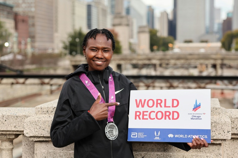 Ruth Chepngetich du Kenya pose pour un portrait après avoir remporté le marathon de Chicago 2024 et établi un nouveau record du monde avec un temps de 2:09:56 le 13 octobre 2024