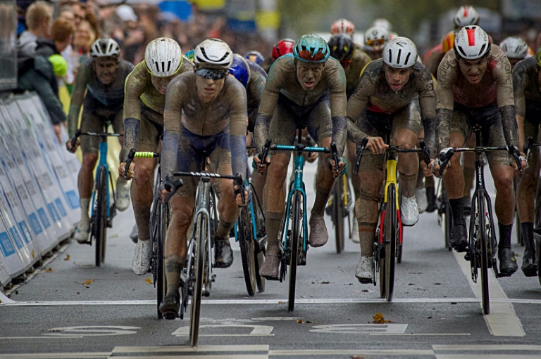 Le Belge Jasper Philipsen (3e g) règle le sprint pour s'emparer de la troisième place de la course Paris-Tours, le 6 octobre 2024 à Tours