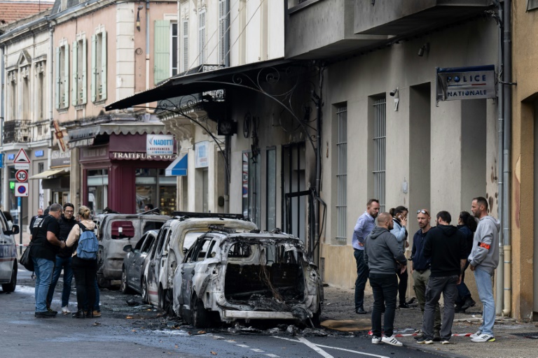 Des voitures de police incendiées devant le commissariat de Cavaillon, dans le Vaucluse, le 9 octobre 2024