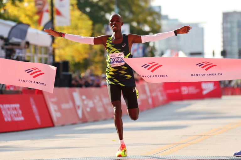 John Korir du Kenya célèbre sa victoire sur la ligne d'arrivée du Marathon de Chicago 2024, le 13 octobre 2024