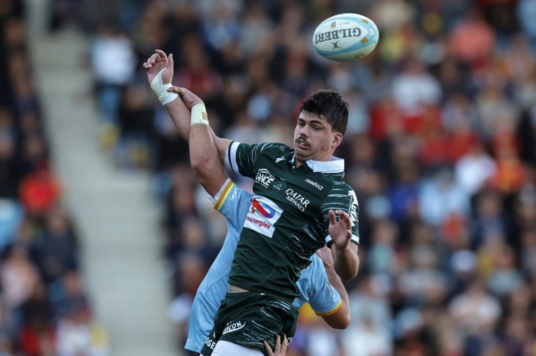 Le deuxième ligne de Pau, Hugo Auradou, tente de saisir le ballon lors d'un alignement pendant le match du Top14 entre Perpignan et la Section Paloise à Perpignan, le 5 octobre 2024