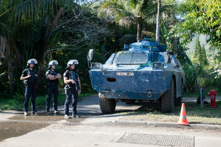 Des gendarmes contrôlent la portion de route bordant le fief indépendantiste de Saint-Louis au Mont-Dore, en Nouvelle-Calédonie le 8 octobre 2024