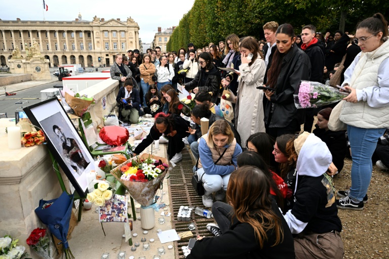 Des fans rendent hommage à l'ancien chanteur des One Direction Liam Payne, au jardin des Tuileries, le 20 octobre 2024 à Paris