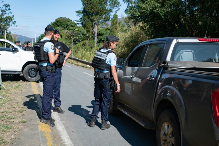 Des gendarmes contrôlent la portion de route bordant le fief indépendantiste de Saint-Louis au Mont-Dore, en Nouvelle-Calédonie le 8 octobre 2024