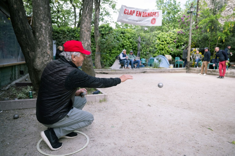 Un joueur de pétanque sur le boulodrome du CLAP à Montmartre dans le nord de Paris le 21 avril 2024