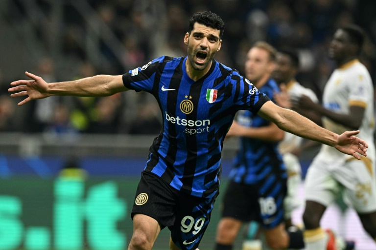 L'attaquant de l'Inter Milan Mehdi Taremi après avoir inscrit le quatrième but de son équipe contre l'Etoile rouge de Belgrade le 1er octobre 2024 à San Siro