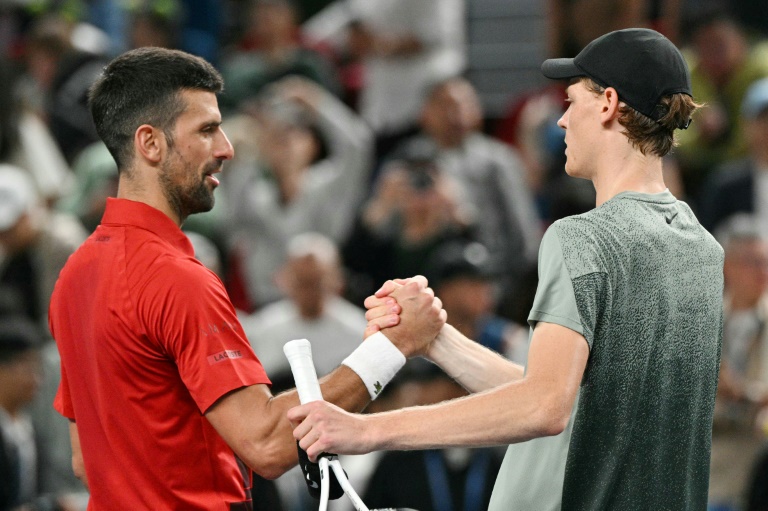 La poignée de mains entre Jannik Sinner et Novak Djokovic à la fin de la finale du Masters 1000 de Shanghai remportée par l'Italien, le 13 octobre 2024