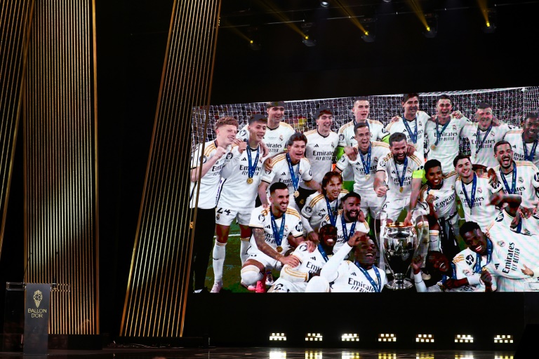 Le Real Madrid reçoit le trophée du Meilleur Club masculin de l'année lors de la cérémonie de remise du Ballon d'Or 2024 au Théâtre du Châtelet à Paris le 28 octobre 2024.