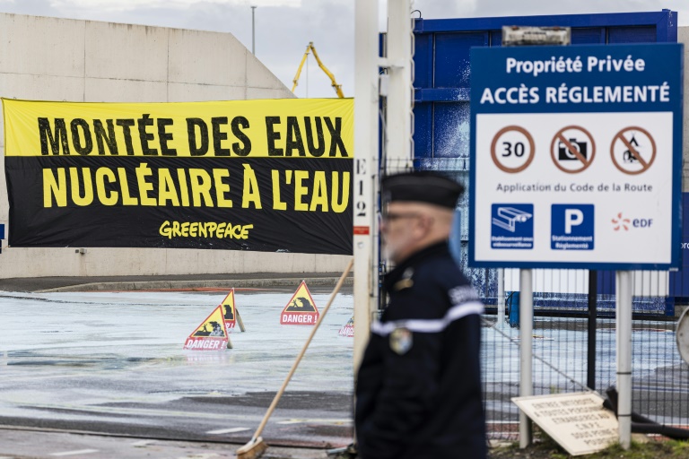 Un gendarme en intervention 
à la centrale nucléaire de Gravelines (Nord) après une intrusion de militants de Greenpeace le 28 octobre 2024