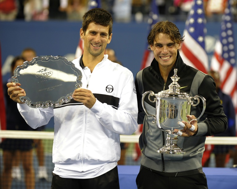 L'Espagnol Rafael Nadal (à droite) et le Serbe Novak Djokovic présentent leurs trophées après que Nadal ait remporté la finale lors du match de l'US Open 2010, à New York le 13 septembre 2010