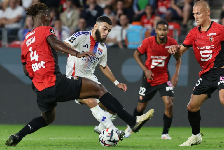 L'attaquant géorgien de Lyon Georges Mikautadze (au centre) lors du match de Ligue 1 entre le Stade Rennais FC et l'Olympique Lyonnais au stade Roazhon Park de Rennes,le 18 août 2024