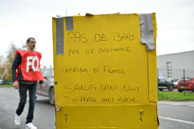 Devant l'usine Opella, filiale de Sanofi, de Lisieux (Calvados) le 17 octobre 2024