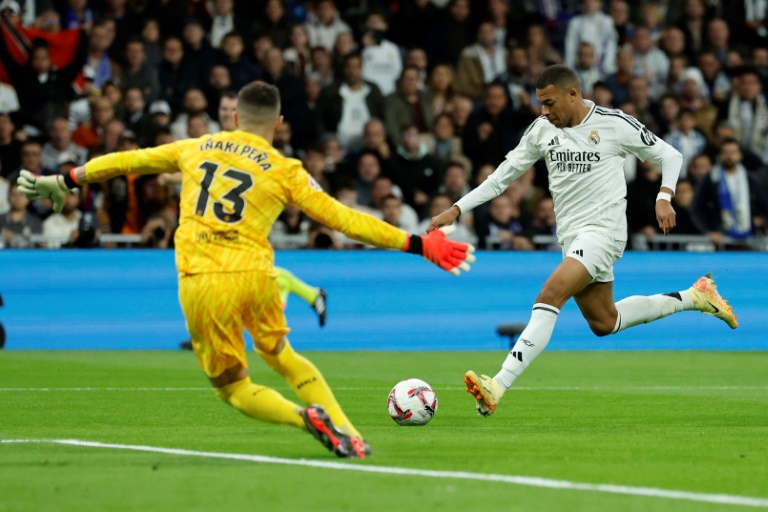 L'attaquant français du Real Madrid Kylian Mbappé pendant le match de Liga contre le FC Barcelone, au stade Santiago Bernabeu, le 26 octobre 2024