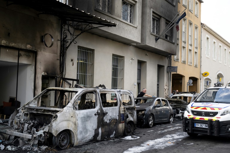 Des véhicules de police incendiés devant le commissariat de Cavaillon (Vaucluse) le 9 octobre 2024