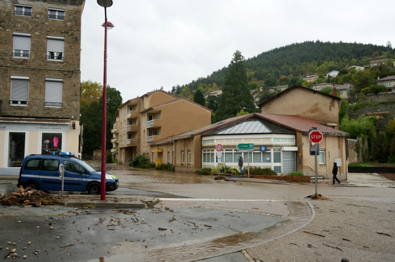 Un véhicule de gendarmerie à côté d'une  rue inondée à Bourg-Argental, dans la Loire, le 17 octobre 2024